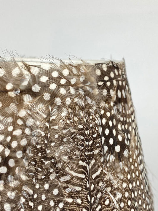 Lampskärm pärlhönsfjädrar