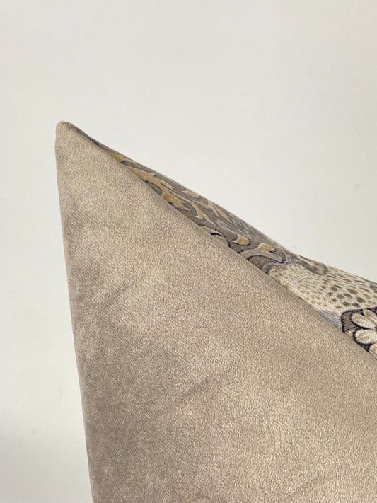 Kuddfodral William Morris Strawberry Thief grå