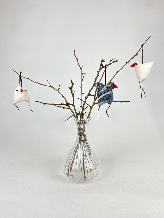 Påskkycklingar hängen handsydda