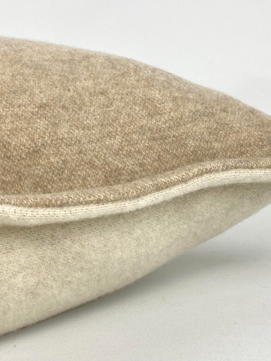 Kuddfodral lammull beige/cremevit