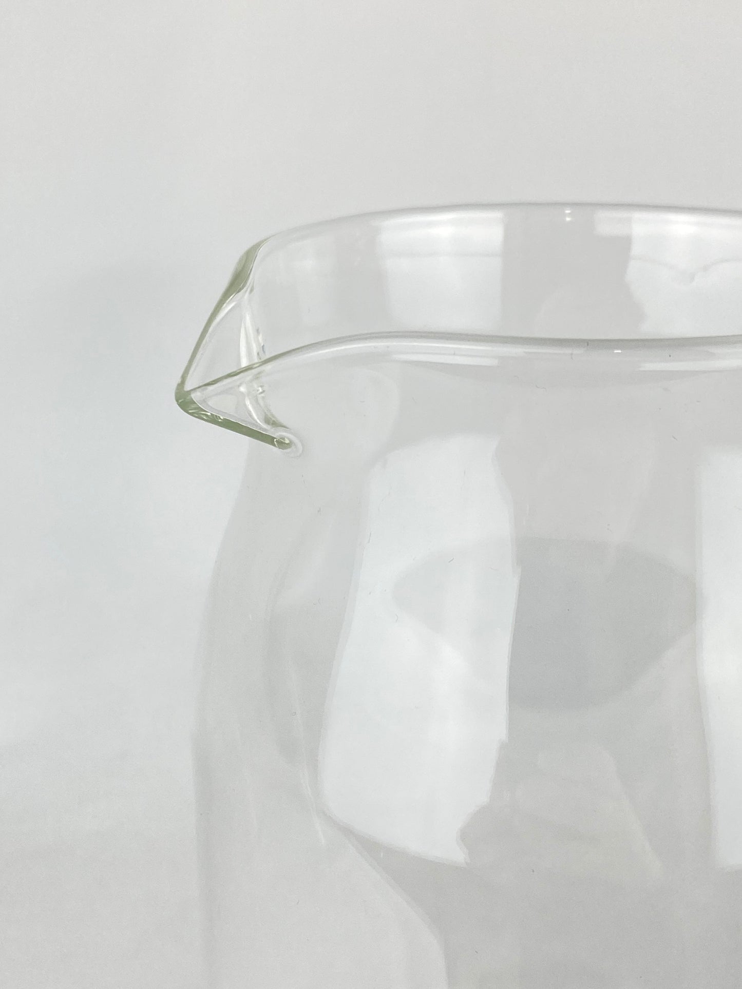 Tillbringare i glas med handtag