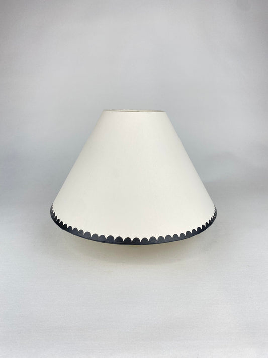 Lampskärm handmålad vit med svart pärlbård