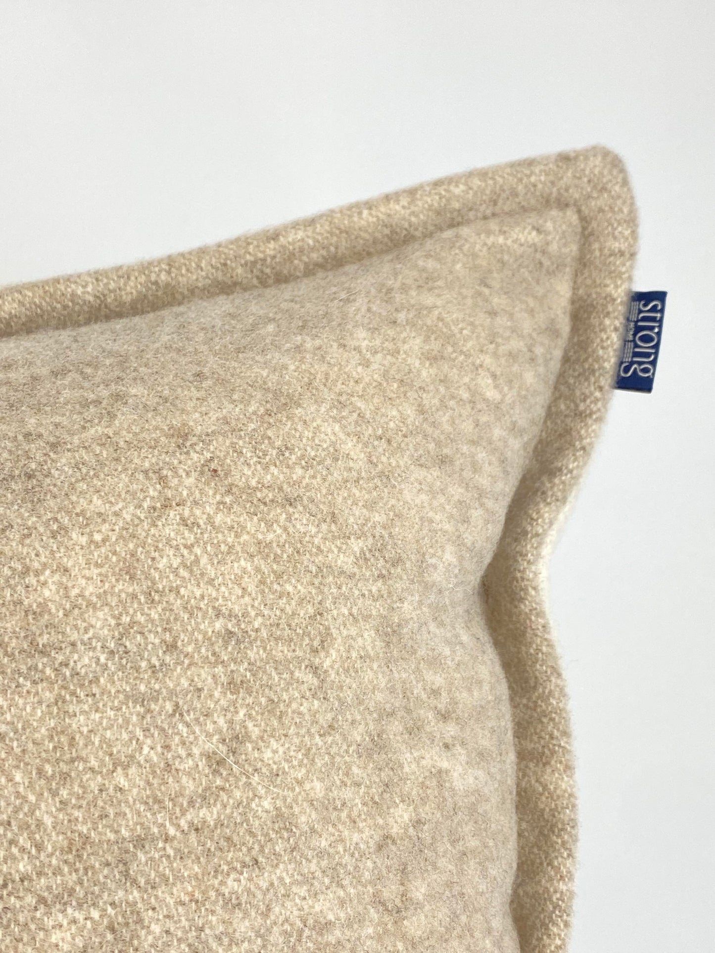 Kuddfodral lammull beige/cremevit