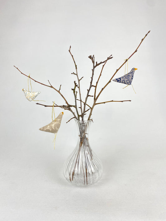 Påskkycklingar hängen handsydda