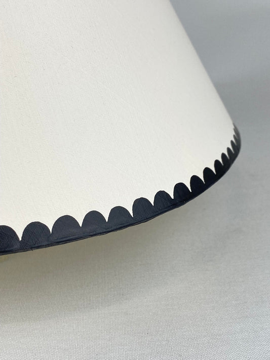 Lampskärm handmålad vit med svart pärlbård