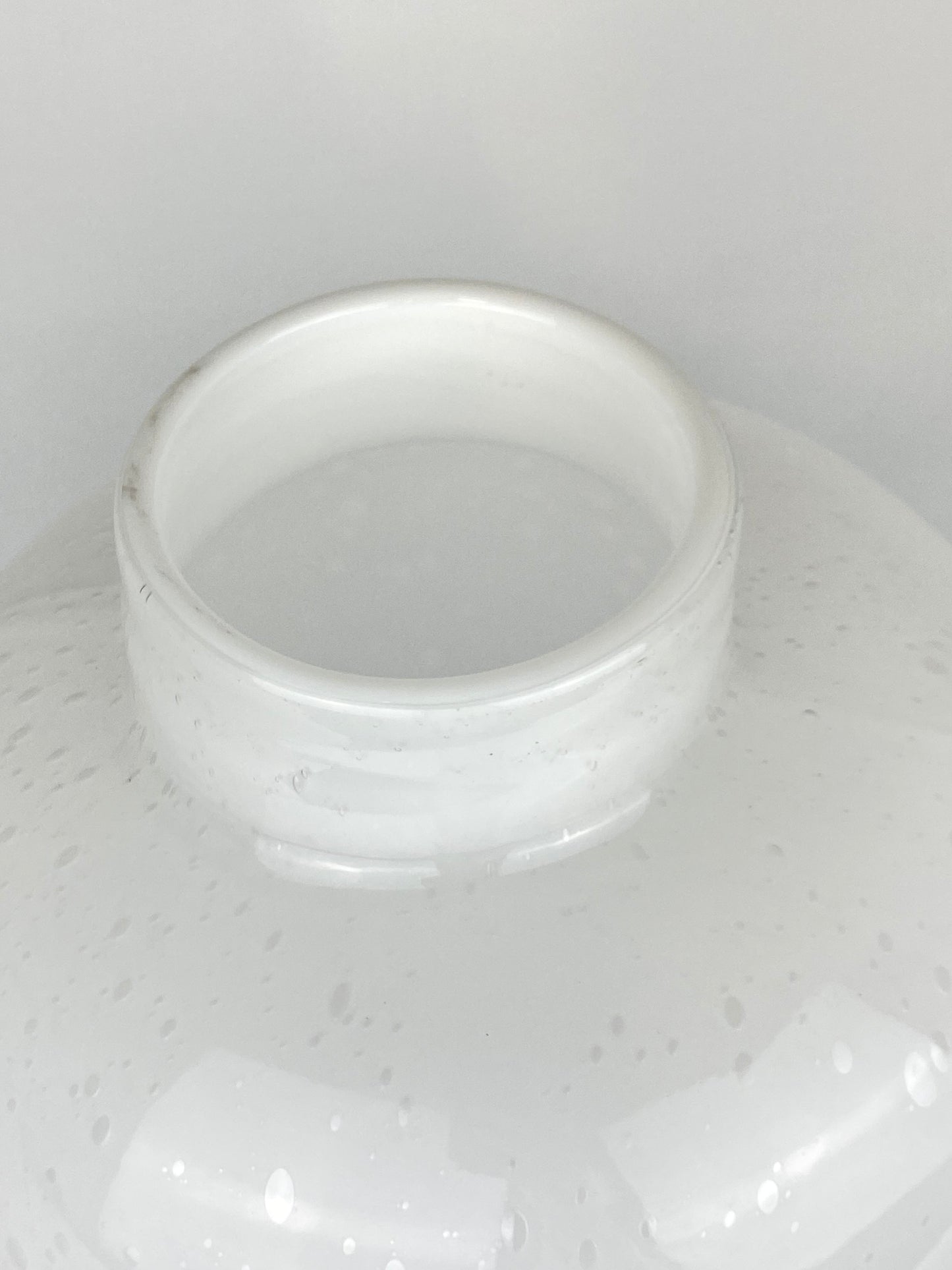 Vas i färgat glas vit stor - Olsson & Jensen