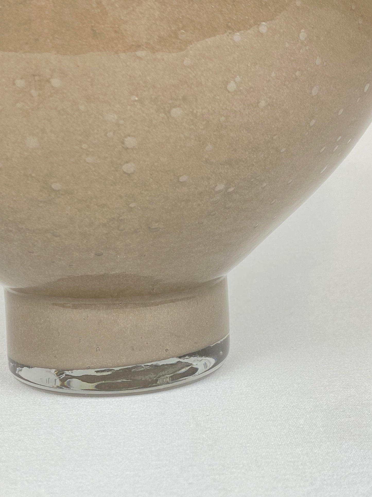 Vas i färgat glas beige stor - Olsson & Jensen