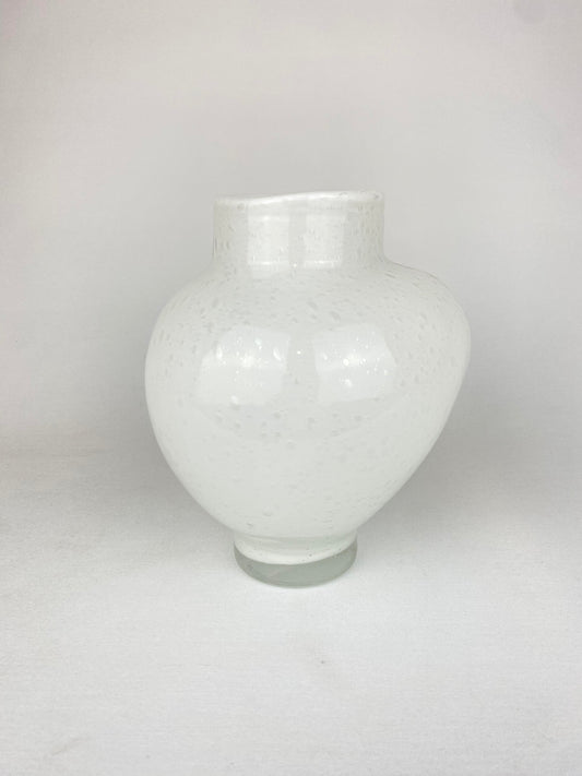 Vas i färgat glas vit liten - Olsson & Jensen