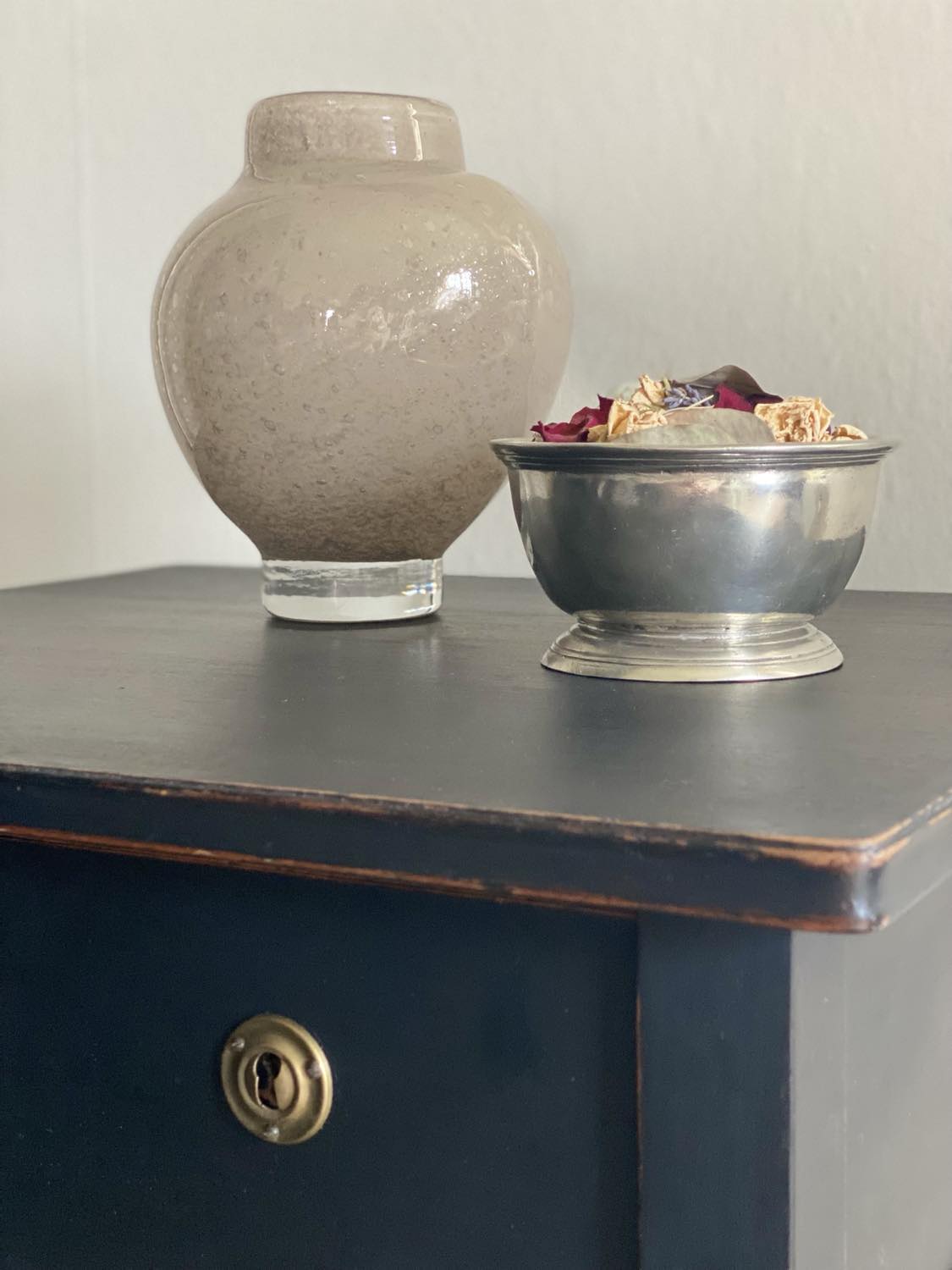Vas i färgat glas beige liten - Olsson & Jensen