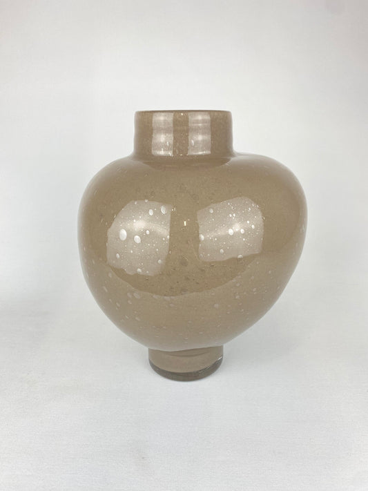 Vas i färgat glas beige stor - Olsson & Jensen