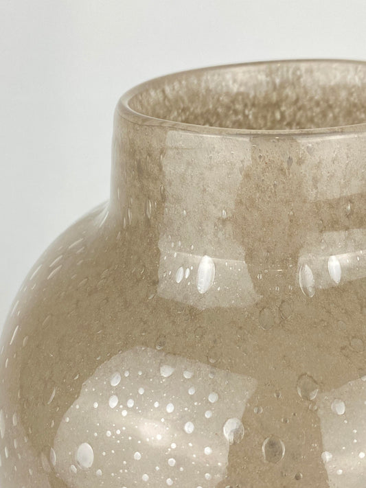 Vas i färgat glas beige liten - Olsson & Jensen