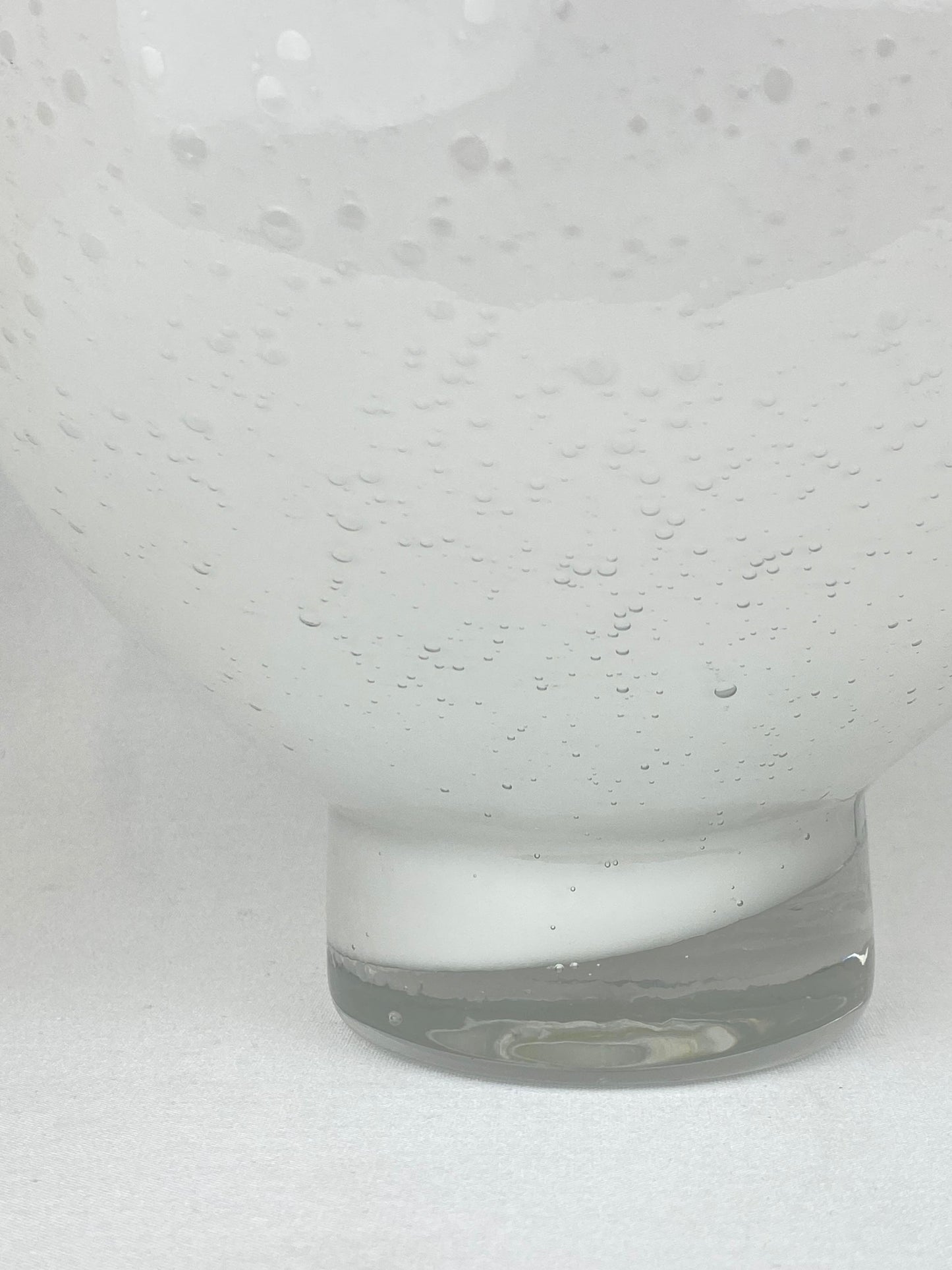 Vas i färgat glas vit stor - Olsson & Jensen