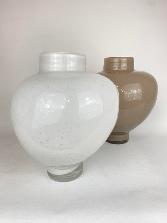 Vas i färgat glas beige stor - Olsson & Jensen