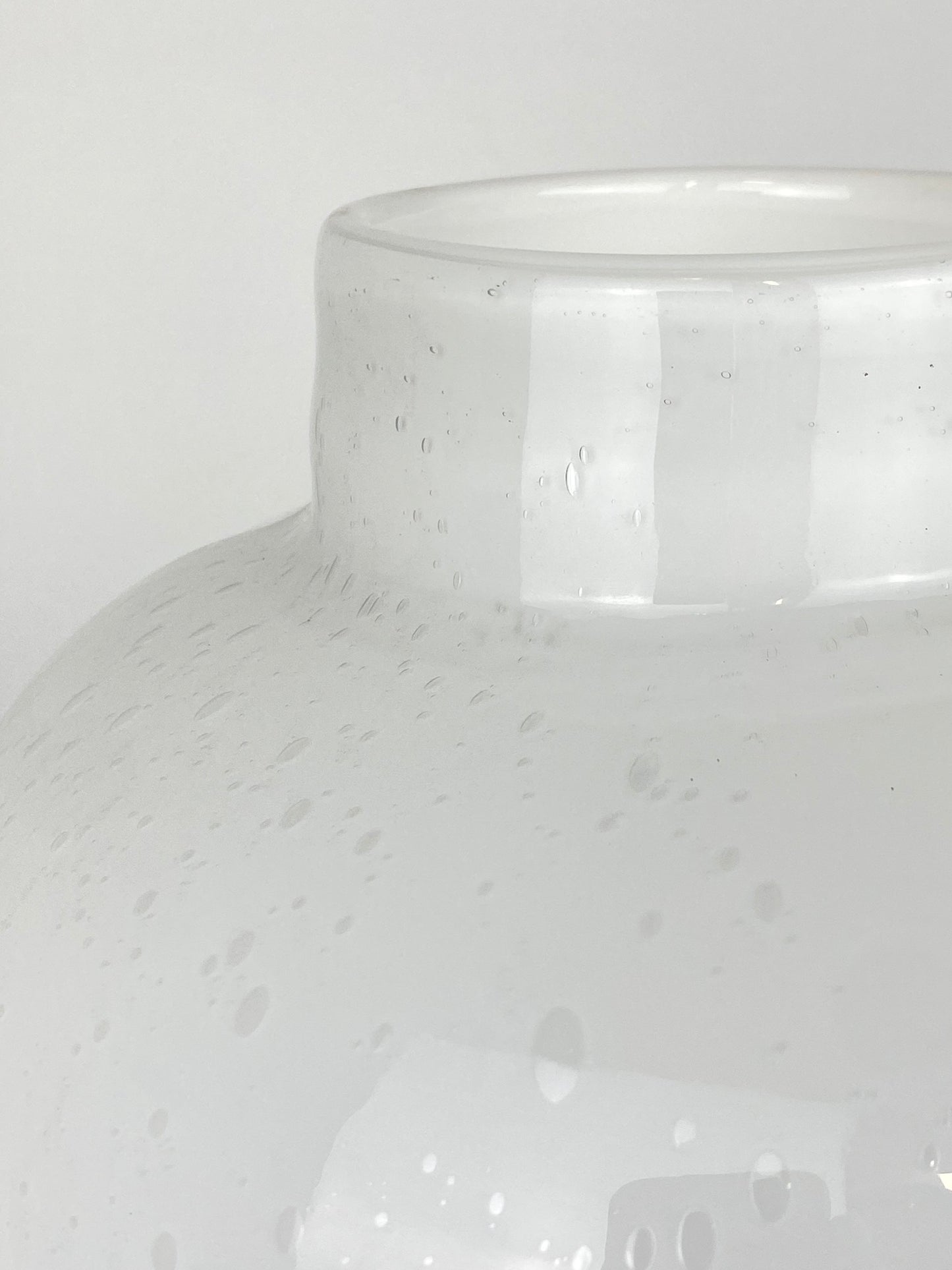 Vas i färgat glas vit stor - Olsson & Jensen