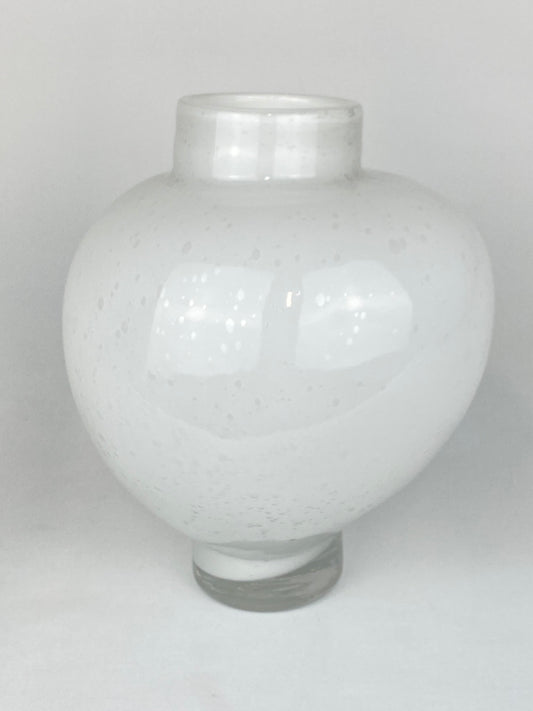 Vas i färgat glas vit stor - Olsson & Jensen