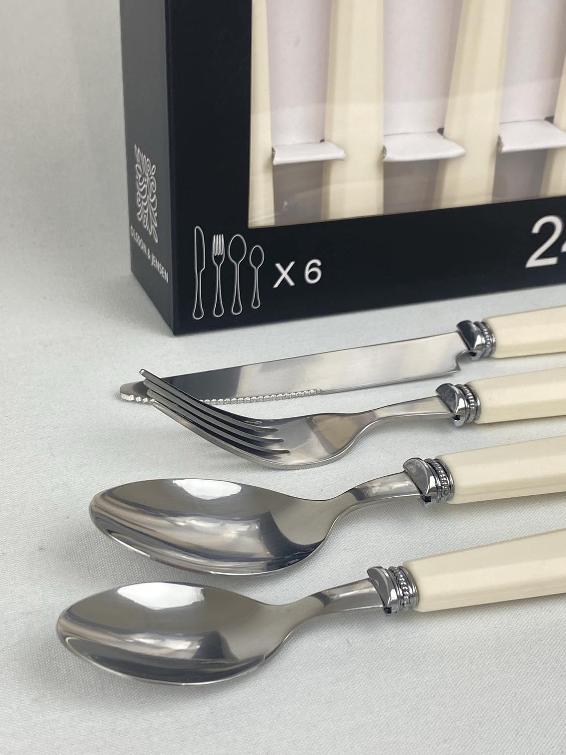 Bestickset 24 delar gräddvitt