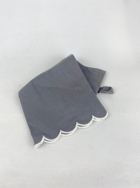 Kökshandduk med broderad volangkant grå