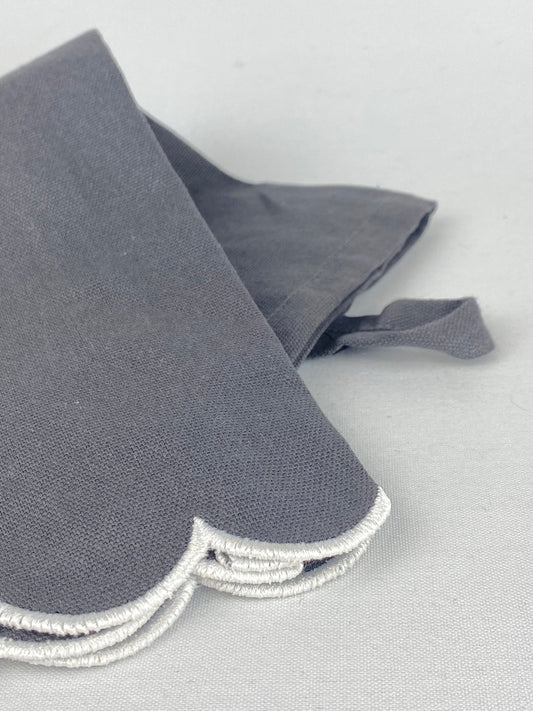 Kökshandduk med broderad volangkant grå