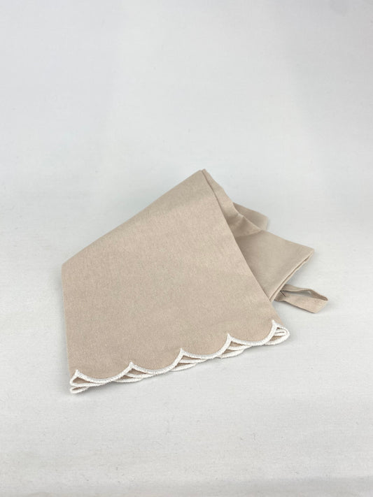 Kökshandduk med broderad volangkant beige