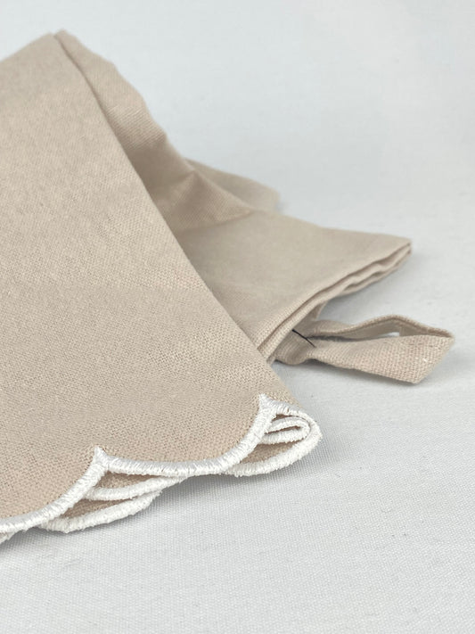 Kökshandduk med broderad volangkant beige