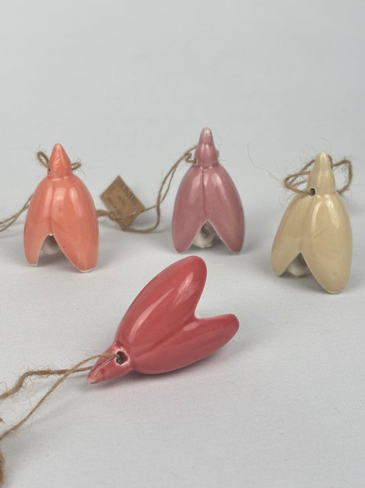 Hänge blomma med bjällra flera färger