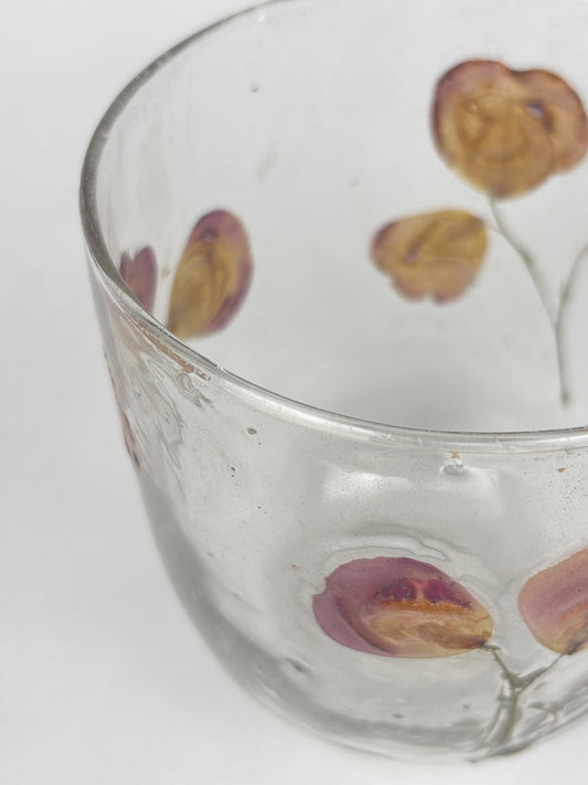 Ljuslykta i glas med torkade blomblad