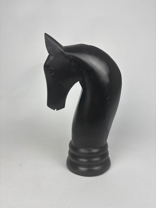 Staty häst chackpjäs svart trä