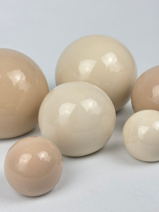 Dekorationsklot i porslin flera storlekar och färger