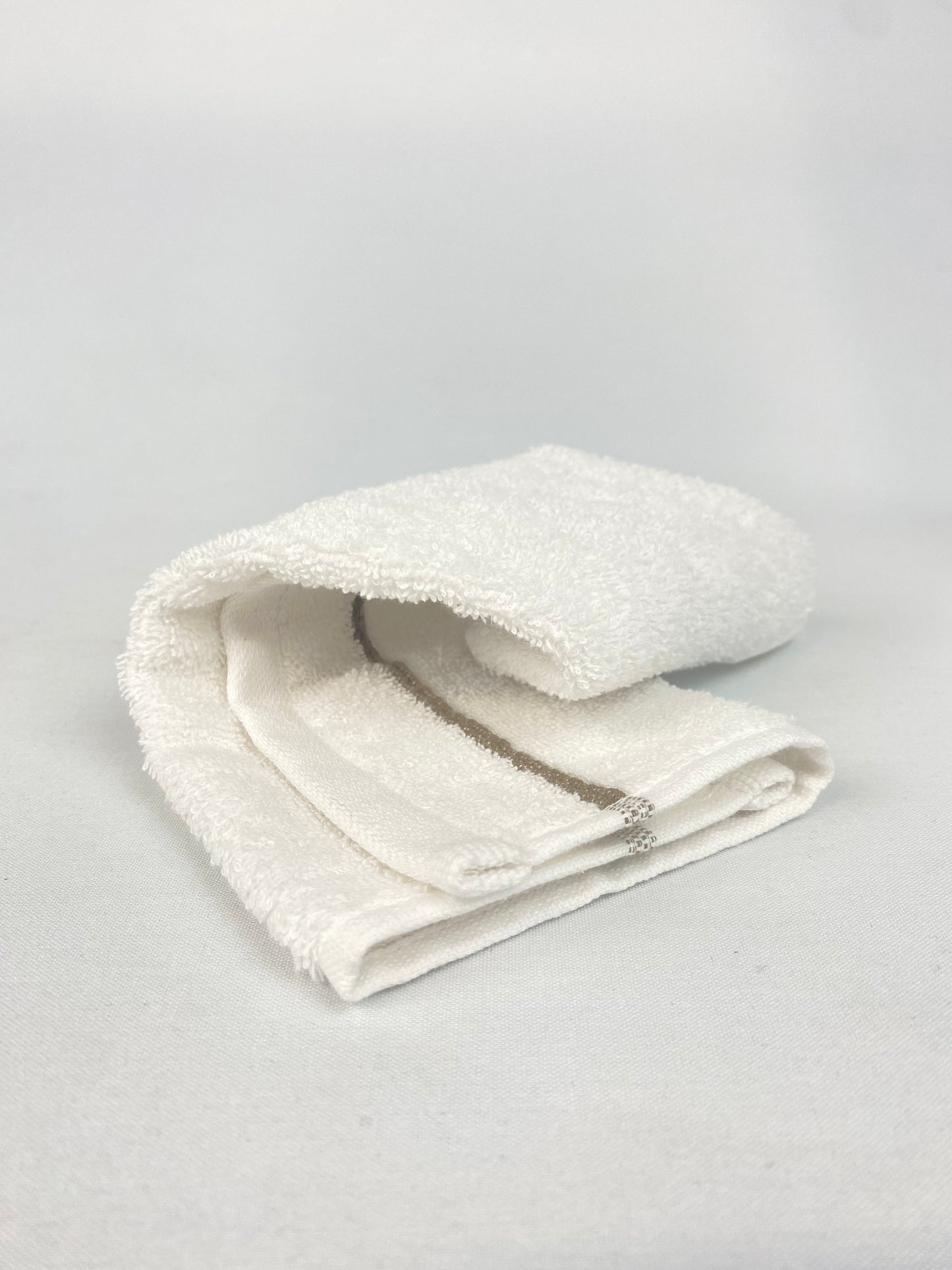 Handduk vit beige rand