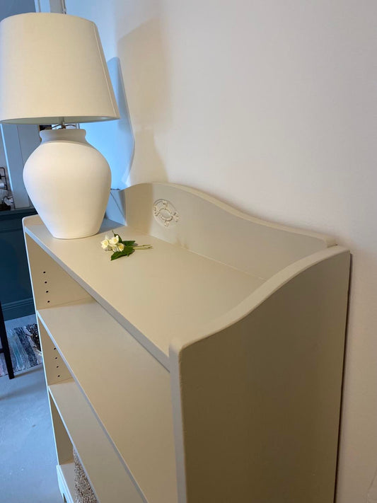 Massiv antik hylla i mild beige nyans