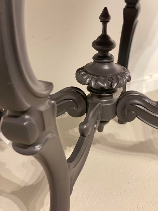 Rokokobord i mörkgrått