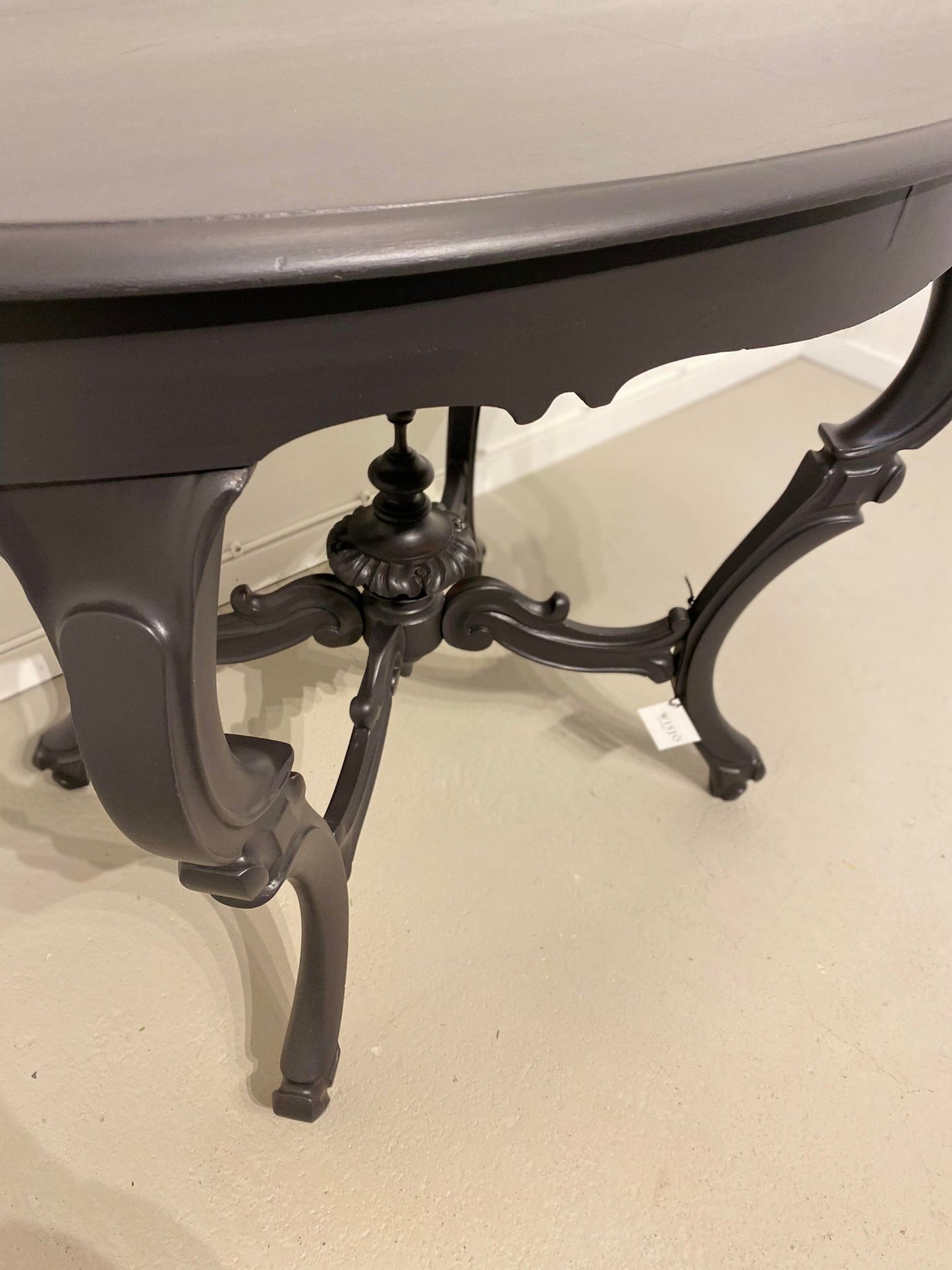 Rokokobord i mörkgrått