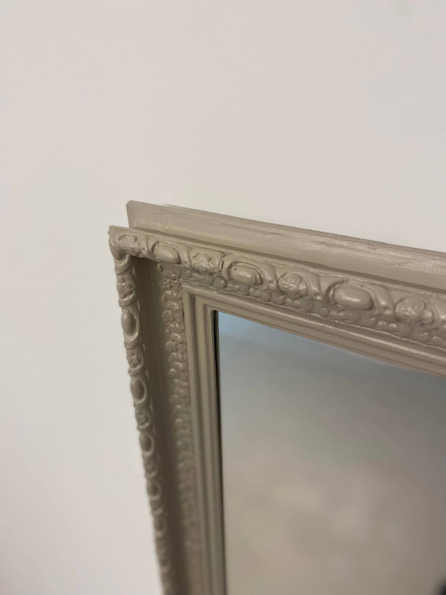 Spegel med antik ram