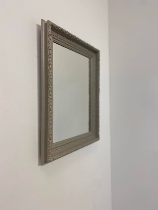 Spegel med antik ram