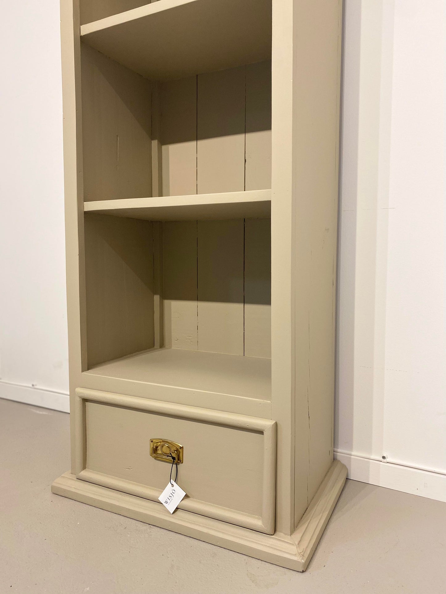 Hylla beige med låda och mässingsbeslag