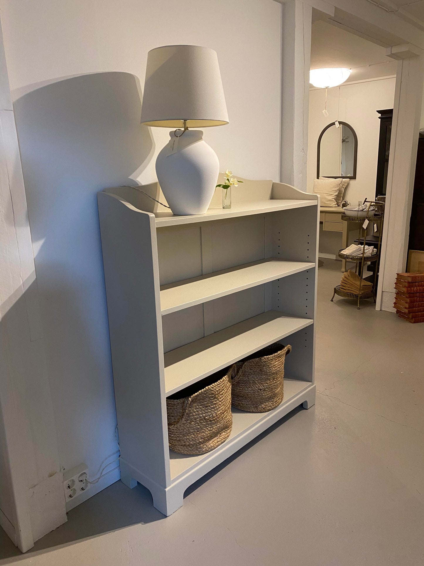 Massiv antik hylla i mild beige nyans