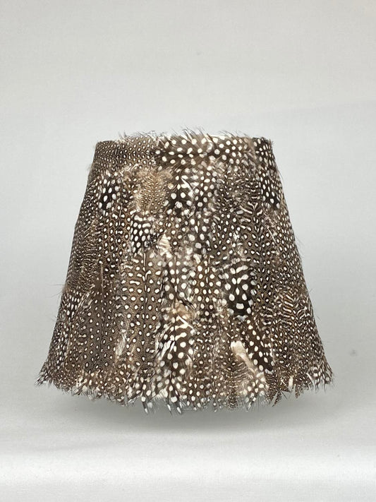 Lampskärm pärlhönsfjädrar