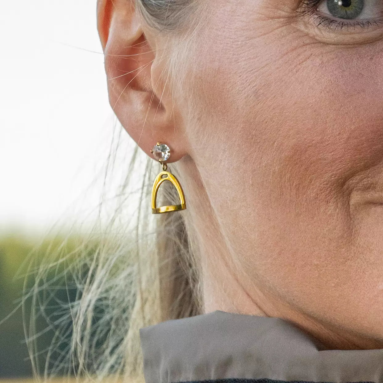 Örhängen guldpläterat stål med kristall - stigbygel