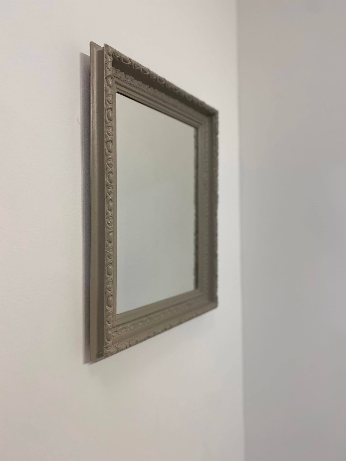 Spegel med antik ram